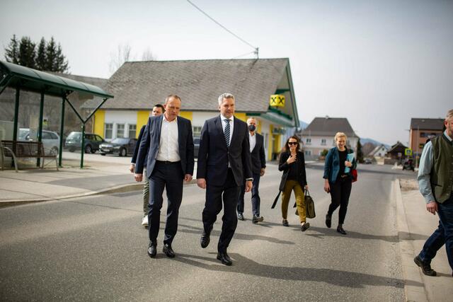 Unterm Giebelkreuz: Karl Nehammer tourte gestern durch die Steiermark. | Foto: STVP