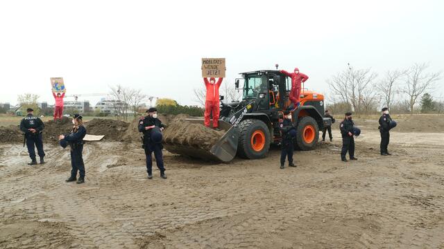 Die "LobauBleibt"-Bewegung hat am Mittwochnachmittag Bagger besetzt. | Foto: Maximilian Spitzauer