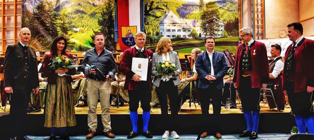 Elisabeth Kellerer sowie Thomas Loschek erhielten das Silberne Ehrenzeichen für 25 Jahre aktive Mitgliedschaft.  | Foto: TMK Werfen