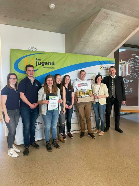 v.l.n.r.: Bezirksleiterin Stv. Lisa Spreitzer, Bezirksleiter Fabian Beinhundner, 1. Platz neues Sprachrohr Landjugend Tarsdorf – Eva Brunner, Daniela Auer, Katharina Auer, Manuel Häuslschmid, Bezirksbäuerin Christina Huber, Bürgermeister Handenberg Johannes Fankhauser | Foto: Bezirkslandjugend Braunau