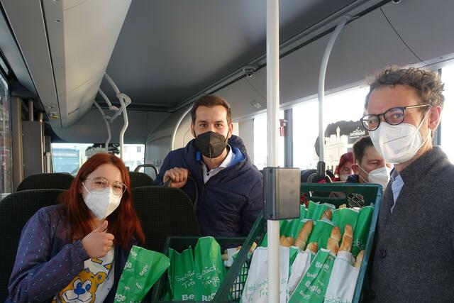Am Montag, 21. März 2022 durften die Fahrgäste gratis den Bus benutzen und bekamen noch einen kleinen Snack dazu. | Foto:  Stadt Bludenz
