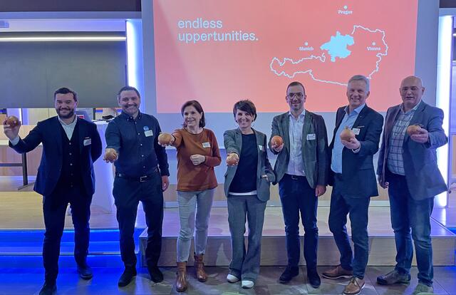 Die Zwiebel als Symbol: Eine attraktive Arbeitgeberregion zu schaffen, ist eine vielschichtige Aufgabe – darin waren sich die Vertreter von sechs regionalen Initiativen beim Vernetzungstreffen in Kirchdorf einig. Von links: Alois Gruber (steyrland – wir rocken die region!), Rene Haidlmair (worklifehub kirchdorfkrems), Barbara Ende (Lebensraum Ennstal), Daniela Zeiner (Zukunftsregion Steyr), Manfred Luger (Business Upper Austria), Karl Schwarz (Wirtschaft Steyrtal), Christoph Wiesner (Hot Spot! Innviertel). | Foto: Business Upper Austria