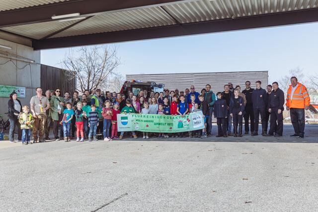 Vereine, Familien und Gemeinderatsmitglieder nahmen an der großen Flurreinigungsaktion teil. | Foto: Marktgemeinde Thalheim