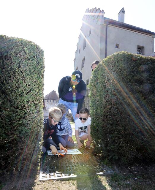  Welche Lösung versteckt sich wohl auf der Bodenplatte? | Foto: Burghauser Touristik