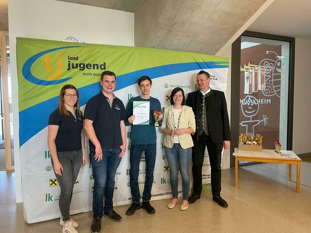v.l.n.r.: Bezirksleiterin Stv. Lisa Spreitzer, Bezirksleiter Fabian Beinhundner, 1. Platz Spontanrede U18 Felix Auer (Landjugend Tarsdorf), Bezirksbäuerin Christina Huber, Bürgermeister Handenberg Johannes Fankhauser | Foto: Bezirkslandjugend Braunau