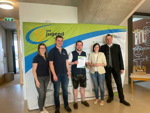 v.l.n.r.: Bezirksleiterin Stv. Lisa Spreitzer, Bezirksleiter Fabian Beinhundner, 3. Platz Spontanrede Ü18 Benjamin Renzl (Landjugend Gilgenberg), Bezirksbäuerin Christina Huber, Bürgermeister Handenberg Johannes Fankhauser | Foto: Bezirkslandjugend Braunau