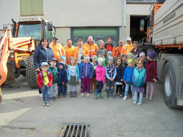 Kindergarten Hellerwiese: Kinder zu Besuch im Bauhof Kirchdorf - Kirchdorf