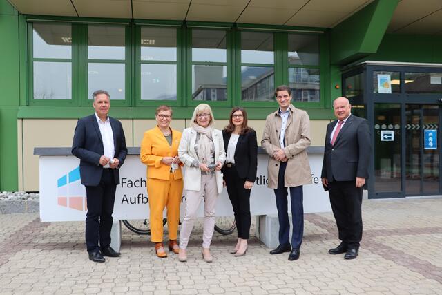 Bildungsdirektor Paul Gappmaier, BFS-Direktorin Helga  Dobler-Fuchs, LR Beate Palfrader, BAfPE-Direktorin Brigitte Berchtold, Bgm. Michael Riedhart und Reinhold Raffler vom Präsidialbereich der Bildungsdirektion Tirol kündigten bei einer gemeinsamen Pressekonferenz die neue Kollegklasse in Wörgl an. | Foto: Christoph Klausner