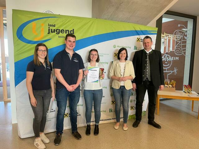 v.l.n.r.: Bezirksleiterin Stv. Lisa Spreitzer, Bezirksleiter Fabian Beinhundner, 1. Platz vorbereitete Rede Julia Hatheier (Landjugend Neukirchen), Bezirksbäuerin Christina Huber Bürgermeister Handenberg Johannes Fankhauser | Foto: Bezirkslandjugend Braunau