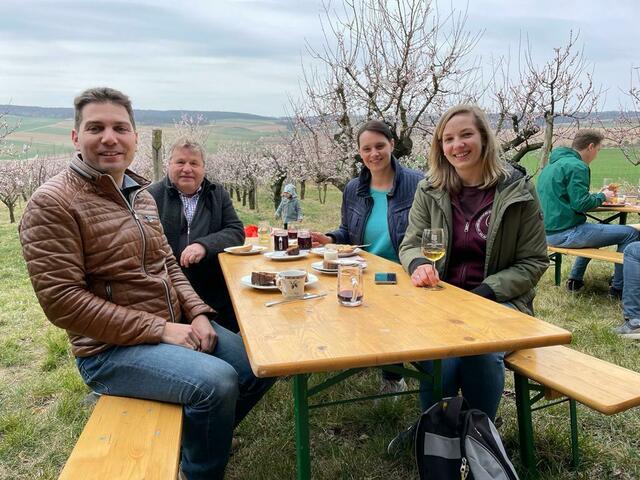 Gemeinderat Peter Tauschitz, Stadtrat Wolfgang Scharinger, Gemeinderätin Daniela Lichtenecker und Gemeinderätin Carina Scheuer im blühenden Marillengarten. | Foto: Liste Scharinger