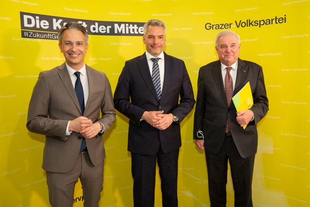 Rückendeckung: Karl Nehammer und Hermann Schützenhöfer (r.) unterstützten Kurt Hohensinner (l.) auf dem Grazer Parteitag. | Foto: STVP