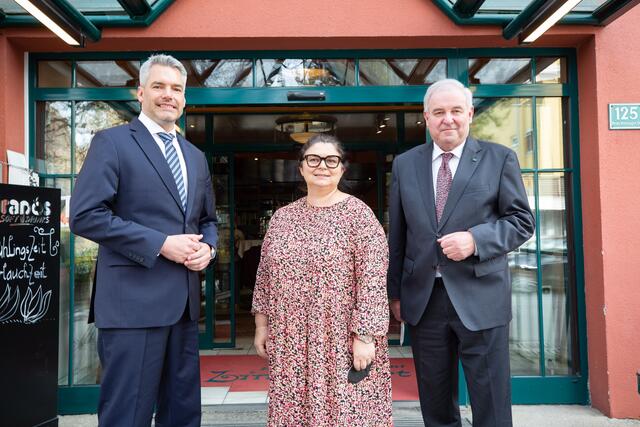 Hoher Besuch beim Lindenwirt: Carmen Poglitz-Raffler konnte Karl Nehammer (l.) und Hermann Schützenhöfer (r.) begrüßen. | Foto: STVP