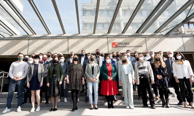 Bezirkshauptfrau Olga Reisner (vorne, 5. von rechts) mit den angelobten VizebürgermeisterInnen. | Foto: Land Tirol
