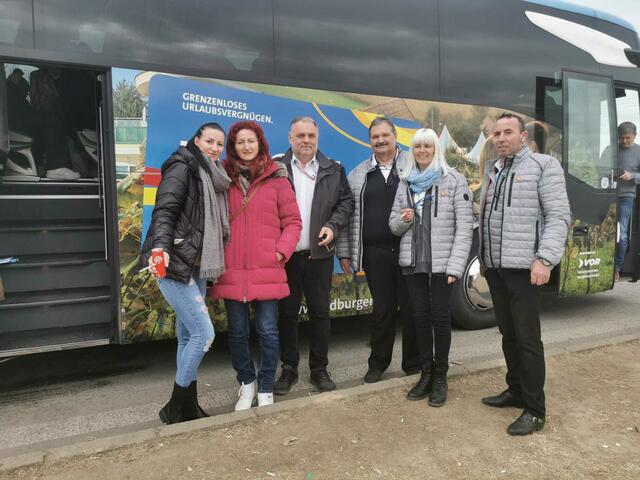 Wolfgang Werderits mit Dolmetscherinnen und Fahrerkollegen. | Foto: Wolfgang Werderits