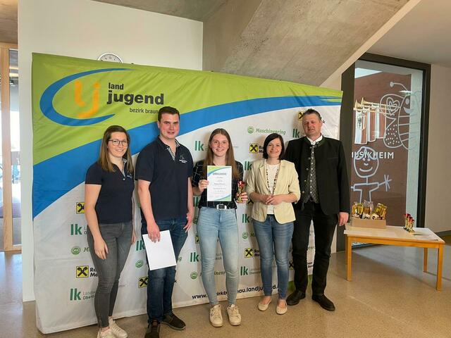 v.l.n.r.: Bezirksleiterin Stv. Lisa Spreitzer, Bezirksleiter Fabian Beinhundner, 3. Platz Spontanrede U18 Miriam Rappl (Landjugend Neukirchen), Bezirksbäuerin Christina Huber, Bürgermeister Handenberg Johannes Fankhauser | Foto: Bezirkslandjugend Braunau