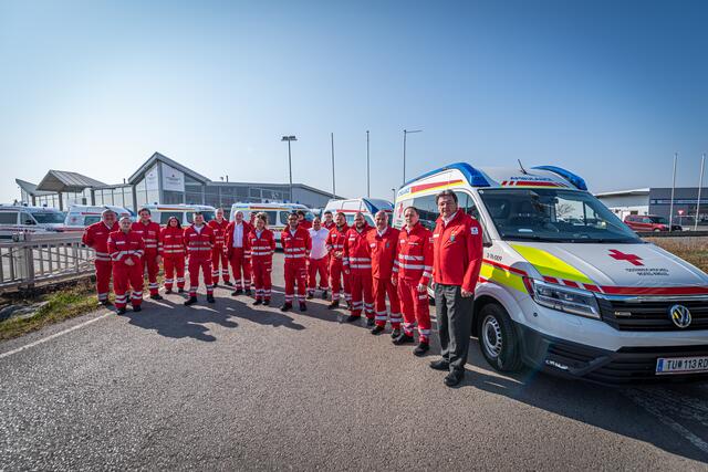 Der Konvoi bestehend aus sechs Rettungsautos und einer großen Mannschaft machte sich auf den Weg nach Polen.  | Foto: RK NÖ / F. Schodritz