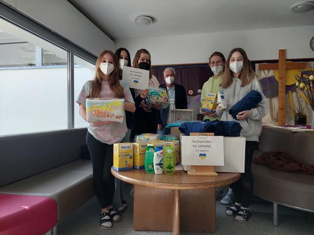 Engagierte SchülerInnen der FSBHM Landeck-Perjen organisierten eine Spendenaktion für die Ukraine. Im Bild mit Direktor Heinz Kofler (2. v. re.). | Foto: FSBHM Landeck-Perjen