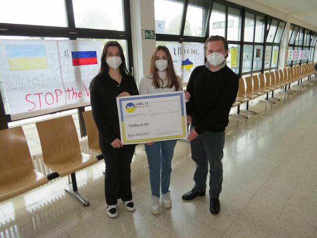 Carina Zivkovic, Larissa Hummel und Luca Kosche übergeben die Sammelspende von 2.500 Euro für die Ukraine-Hilfe. | Foto: GRG21