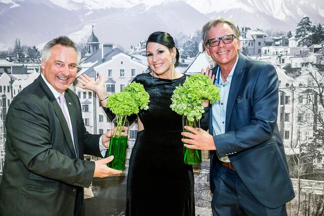 Die TIROLER Marketingleiter Martin Reiter und Stefanie Egger mit Hubs Trenkwalder. | Foto: Hohlrieder