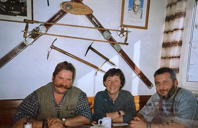 Ex-Dammböckhaus-Wirt Will Zottl mit Renate und Wolfgang Berndorfer. Im Hintergrund typische Bergsteigerausrüstung aus Holz wie sie üblich war – alte Ski und Pickel. | Foto: Repro Santrucek