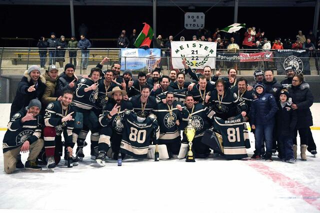In ihrer ersten Saison in der Kärntner Landesklasse Mitte/Ost konnten die Reifnitz Trouts den Meisterpokal stemmen.  | Foto: Reifnitz Trouts