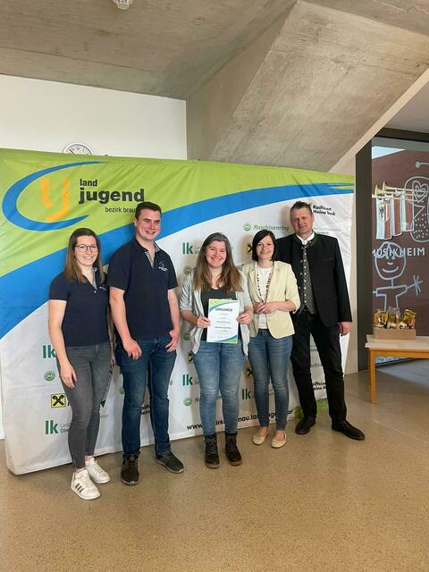 v.l.n.r.: Bezirksleiterin Stv. Lisa Spreitzer, Bezirksleiter Fabian Beinhundner, 4. Platz Spontanrede Ü18 Eva Brunner (Landjugend Tarsdorf), Bezirksbäuerin Christina Huber, Bürgermeister Handenberg Johannes Fankhauser | Foto: Bezirkslandjugend Braunau