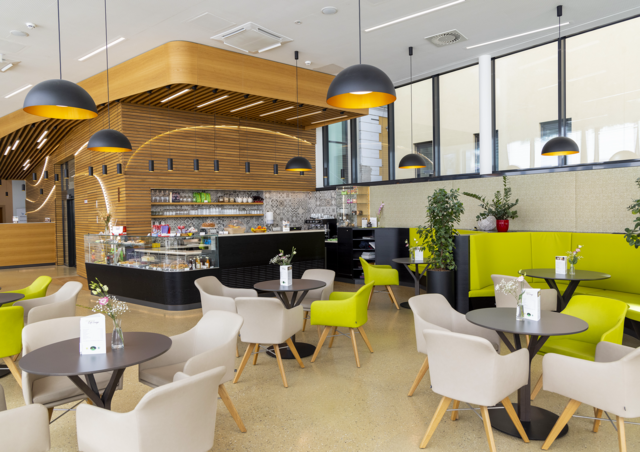 Die Café Lounge Elisabeth ist für alle Gäste geöffnet. Hier sowie in diversen weiteren Räumen der Elisabethinen in der Landstraße gibt es von April bis Juni viele Veranstaltungen. | Foto: feelimage/matern