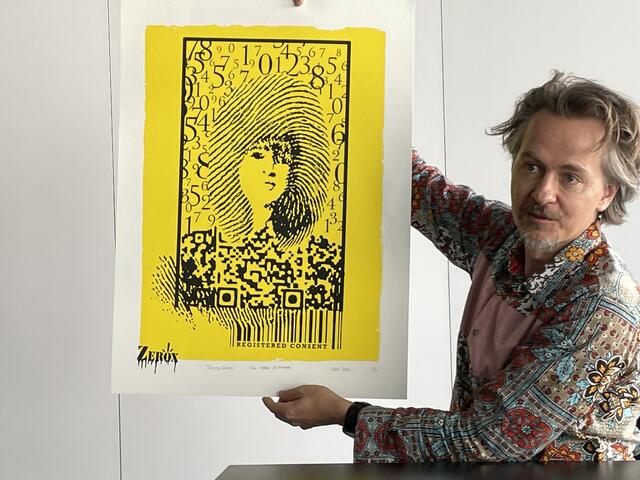Georg Gratzer hat die Ausstellung "Looking through Kikis Eyes. The Future is Female" nach Weiz geholt. | Foto: RegionalMedien Hofmüller
