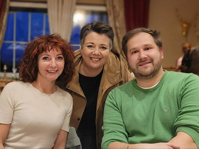 Landessprecherin Olga Voglauer (Mitte) mit dem neuen Bezirkssprecher Michael Hirzbauer und seiner Stellvertreterin Susanne Dohr.  | Foto: Die Grünen