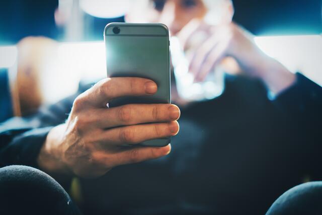 Laut Verfassungsschutz geschieht ein Gutteil der „rechtsextremen Tathandlungen“ über Messenger-Dienste wie WhatsApp. | Foto: kantver/panthermedia