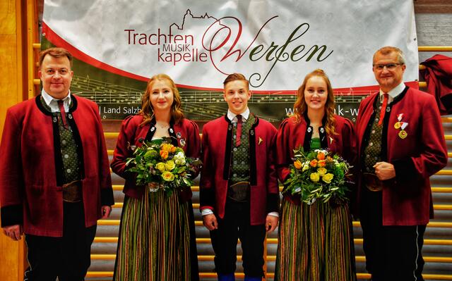 Kapellmeister Gerhard Hafner (li.) und Obmann Peter Mörwald (re.) mit den Solisten Kristina Loschek, Maxi Burger und Julia Weiß (v.l.).  | Foto: TMK Werfen