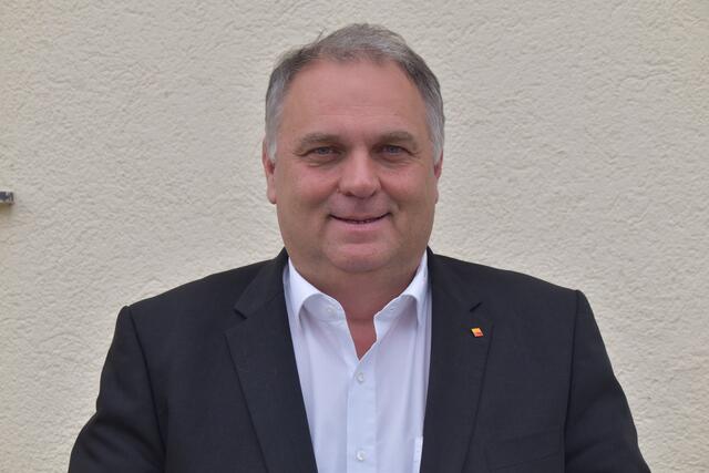 Wolfgang Werderits berichtet im exklusiven RegionalMedien Burgenland-Interview über die Fahrten, um Flüchtlinge ins Burgenland zu holen. | Foto: Michael Strini