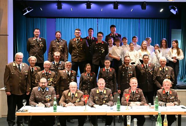 Im Zuge der 153. Wehrversammlung kam es zu Beförderungen und Auszeichnungen für verdienstvolle Trofaiacher Feuerwehrmänner/frauen. | Foto: FF Trofaiach
