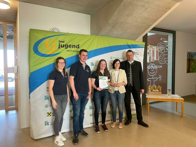 v.l.n.r.: Bezirksleiterin Stv. Lisa Spreitzer, Bezirksleiter Fabian Beinhundner, 2. Platz Spontanrede Ü18 Katharina Auer (Landjugend Tarsdorf), Bezirksbäuerin Christina Huber, Bürgermeister Handenberg Johannes Fankhauser | Foto: Bezirkslandjugend Braunau