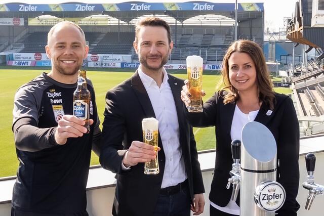 Zipfer bleibt dem LASK als Leadingpartner weitere drei Jahre erhalten. | Foto: LASK