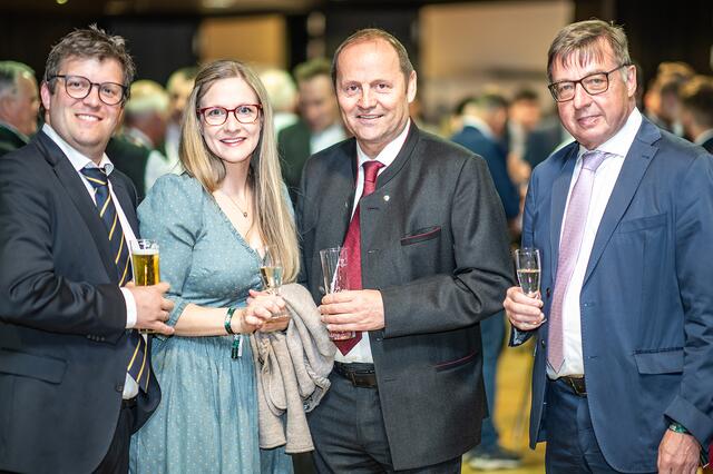 Stefan und Martina Mair (Mair's Beerengarten), LH-Stv. Josef Geisler, Alois Schellhorn. | Foto: Hohlrieder