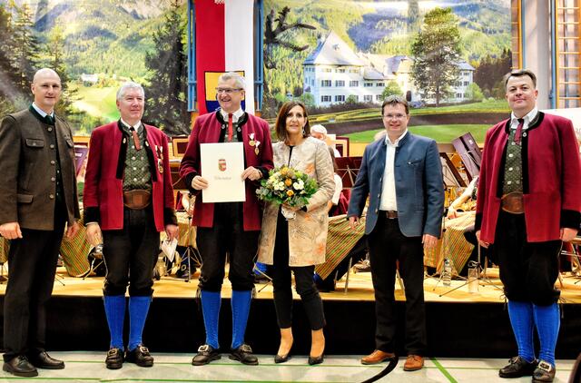 Obmann Peter Mörwald (Mitte mit Gattin) wurde für 50 Jahre aktive Mitgliedschaft in der TMK Werfen ausgezeichnet. | Foto: TMK Werfen