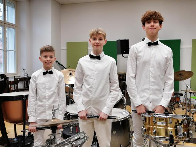Die Wolfsberger Drummer-Boys (Dominik Gfrerrer, Immanuel Nickel, Nicolas Polesnig, vlnr.) mussten für ihren Auftritt in die schöne Stadt Graz reisen und wurden für ihre lässige Performance in der Kategorie Kammermusik für Schlagwerk mit einem 2.Preis ausgezeichnet. 