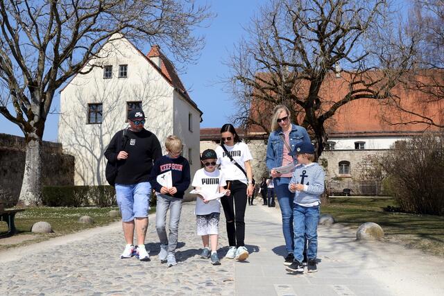 Mit dem neuen Burgrätsel geht es auf Schnitzeljagd in Burghausen. | Foto: Burghauser Touristik