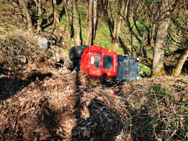 Am 28. März stürzte ein Hoftrac-Fahrer in ein Bachbett und verletzte sich dabei unbestimmten Grades.  | Foto: FF Traxlham