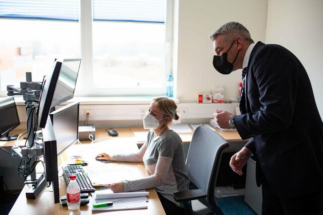 Wenn einem der Regierungschef beim Arbeiten über die Schulter schaut ... | Foto: STVP
