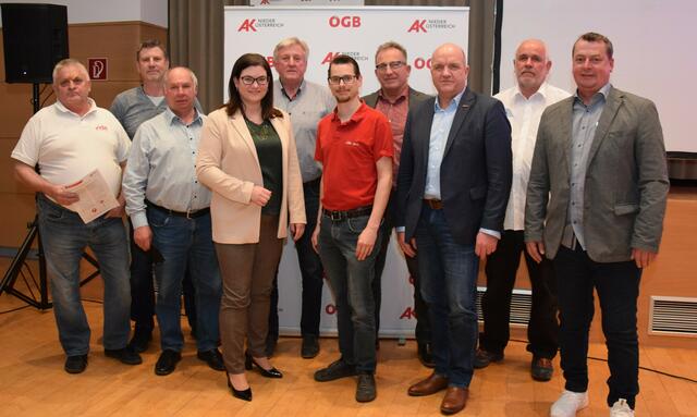 Nationalrätin Melanie Erasim und AK-Präsident Markus Wieser unterstützen die Weinviertler Gewerkschafter der vida und die Betriebsräte im Kampf um bessere Arbeitsbedingungen für die Autobus-LenkerInnen.
v.l.n.r.: Willi Gastner, Thomas Stiller, Gerhard Umschaider, NR Melanie Erasim, Adi Wimmer, Clemens
Mechtler, Phillipp Herndl, Markus Wieser, Herbert Heidinger und Horst Pammer. | Foto: SPÖ/Schingerling