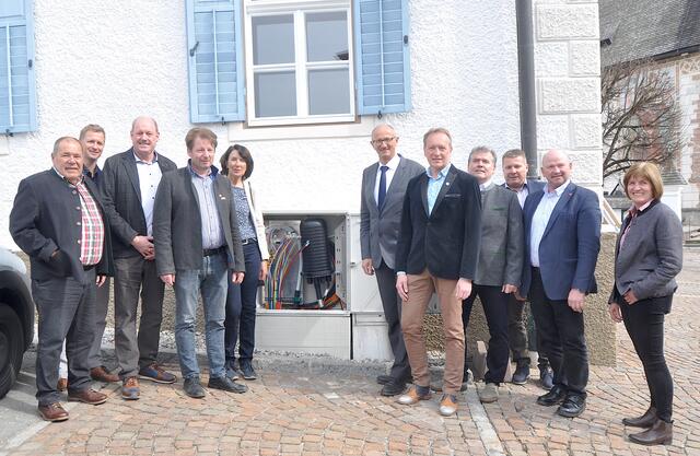 LR Toni Mattle (Mi. hi.) mit Vertretern der Gemeinden und der Stadtwerke Kufstein in Schwendt. | Foto: Kogler