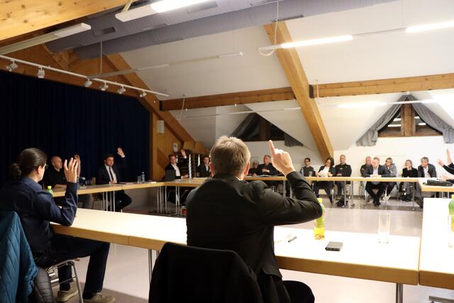 Der Zammer Gemeinderat mit Neo-Bürgermeister Benedikt Lentsch tagt wieder im Kultursaal. | Foto: Othmar Kolp