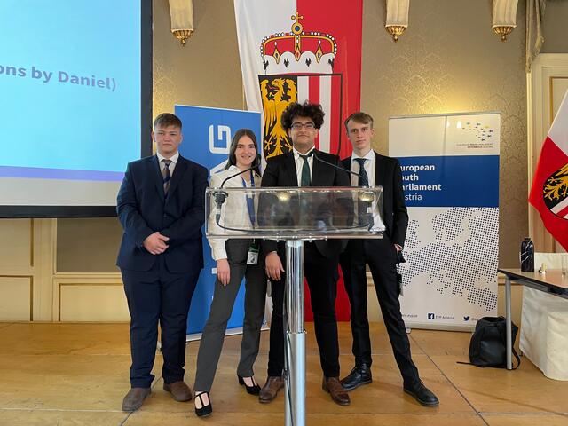 Drei Schüler und eine Schülerin machten sich auf den Weg zur Regional Session Linz 2022 des Europäischen Jugendparlaments. | Foto: ROSE ORG Linz
