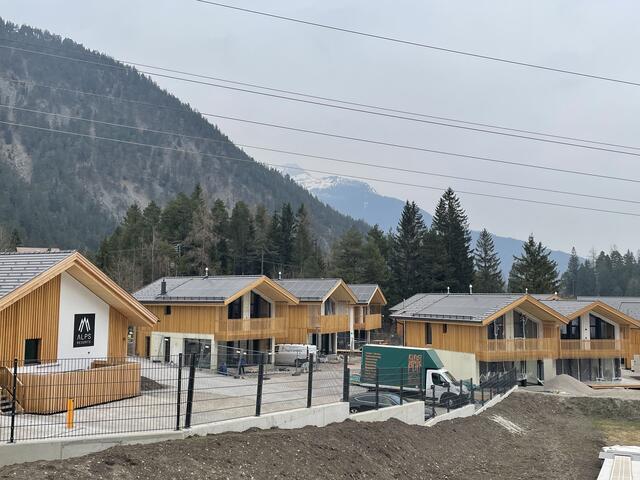 Das neue Chaletdorf nahe der Liftanlage: Einige Gebäude sind fertig, an anderen wird noch gebaut. | Foto: Reichel