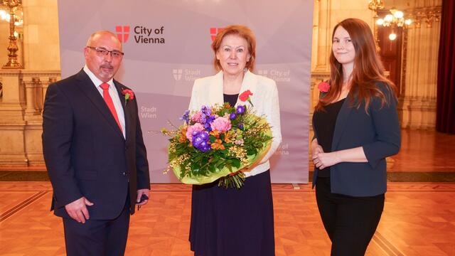Bezirksvorsteher Peter Jagsch, Vorgängerin Ilse Pfeffer und Bezirksvorsteher-Stellvertreterin Alice Seidl (v.l.). | Foto: Max Spitzauer