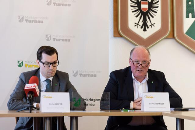 Bürgermeister Stefan Hofer und Vizebürgermeister Berthold Strobl bei der Pressekonferenz in Turnau. | Foto: Martin Meieregger