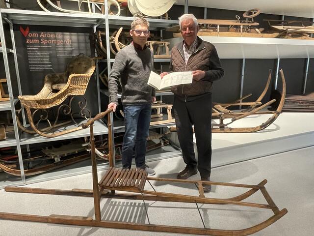 Museumsleiter Hannes Nothnagl und Peter Udy vergleichen die Udy-Pläne eines Rennwolfs mit dem Museumsobjekt aus Norwegen. | Foto: Hackl