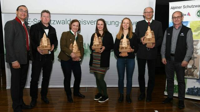Verleihung des 15. Schutzwaldpreis Helvetia durch die Arbeitsgemeinschaft Alpenländischer Forstvereine (ARGE): Anton Mattle (2.v.re.) wurde zum Schutzwaldpaten gekürt. | Foto: Arge Alpenländische Forstvereine/Roland Noichl